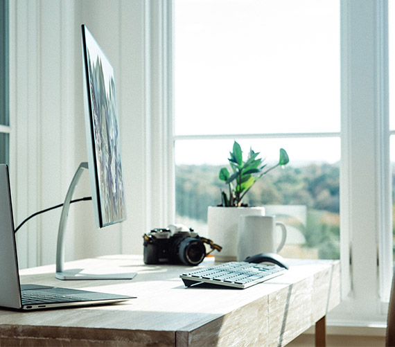 Schreibtisch mit Laptop für Webdesign und SEO